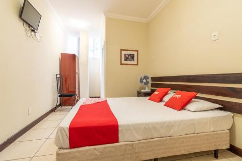 Кровать или кровати в номере OYO Hotel L'Espace - Jaraguá Belo Horizonte