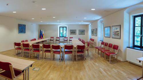 ein Konferenzraum mit einem langen Tisch und Stühlen in der Unterkunft Dvorec Trebnik - SOBE in Slovenske Konjice