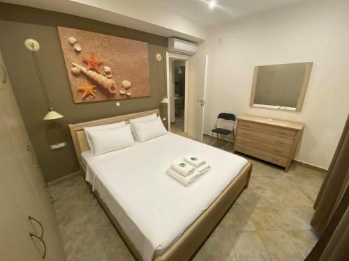 una camera da letto con un grande letto bianco e uno specchio di Dream Houses a Lourdata