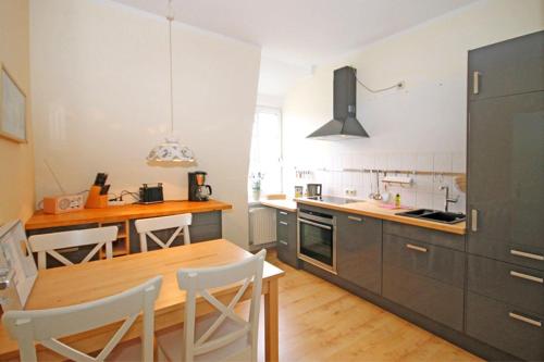 Haus-Rolandseck-Wohnung-10-207にあるキッチンまたは簡易キッチン