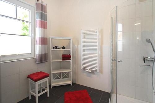 キュールングスボルンにあるVilla-Sophia-Wohnung-103-9740のバスルーム(シャワー、赤いスツール付)