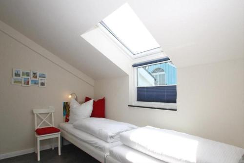 キュールングスボルンにあるVilla-Sophia-Wohnung-103-9740のベッドルーム1室(白いベッド2台、窓付)