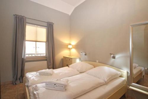 キュールングスボルンにあるResidenz-Laguna-Wohnung-42-9721のベッドルーム1室(ベッド2台、窓付)