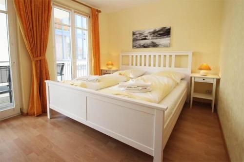 キュールングスボルンにあるHaus-Hamburg-Hangover-I-9541の窓付きの客室で、白い大型ベッド1台が備わります。