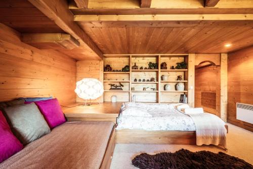 Cosy and comfortable studio ski-in and walking distance from the slopesにあるベッド