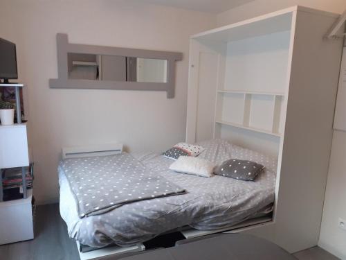 a bedroom with a bed in a room at Studio LE COL DU TOURMALET 2-4 pers linge parking wifi in Barèges