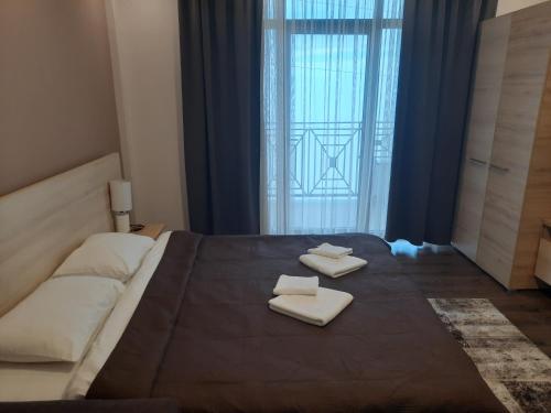 a bedroom with a bed with two towels on it at Apartman Marija M13 Milmari in Kopaonik