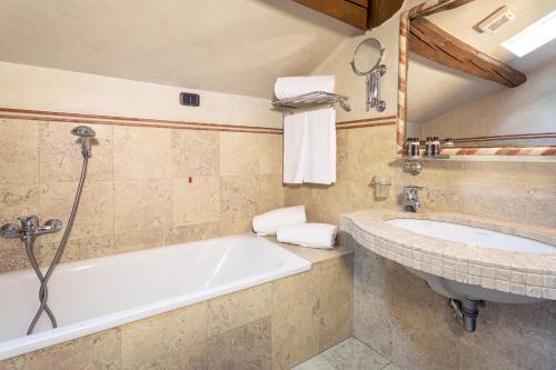 ein Badezimmer mit Badewanne und Waschbecken in der Unterkunft Palazzina Veneziana in Venedig