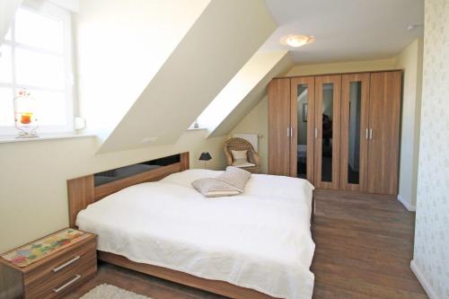 キュールングスボルンにあるVilla-Katharina-Wohnung-10-9505のベッドルーム1室(屋根裏に大きな白いベッド1台付)