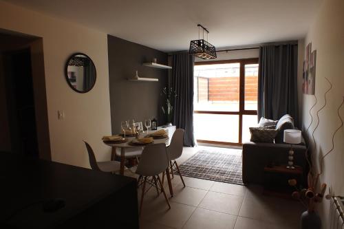 ein Wohnzimmer mit einem Tisch und einem Esszimmer in der Unterkunft FANCY HOME in San Carlos de Bariloche