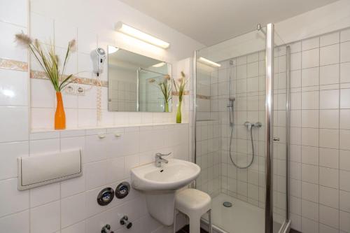 キュールングスボルンにあるResidenz-Ostseewind-Wohnung-7-9618の白いバスルーム(シンク、シャワー付)