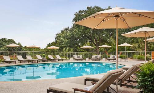 Four Seasons Hotel Austin tesisinde veya buraya yakın yüzme havuzu