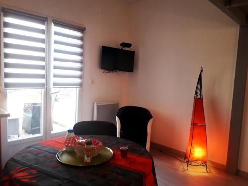 Televisyen dan/atau pusat hiburan di DORMIR A MONTAUBAN Logements Carreyrat Calme et Verdoyant