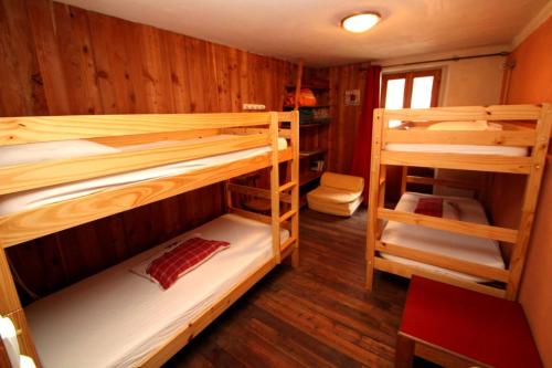 una stanza con due letti a castello in una cabina di La Ptite Auberge ad Aiguilles