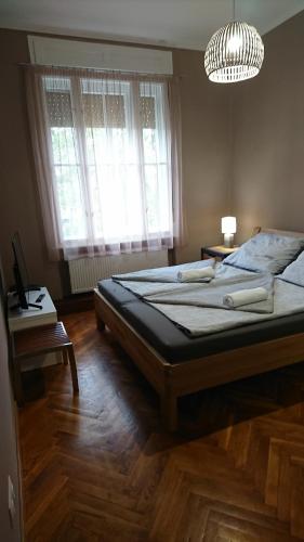Ένα ή περισσότερα κρεβάτια σε δωμάτιο στο Central Vendégház