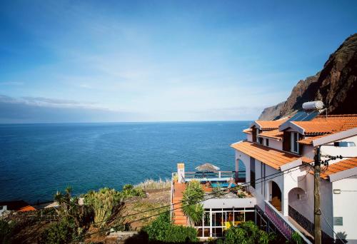 een huis met uitzicht op de oceaan bij Cecília's House in Jardim do Mar