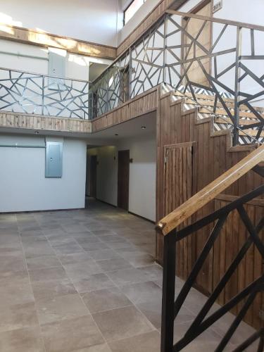 ein leeres Zimmer mit einer Treppe in einem Gebäude in der Unterkunft ST CRUZ PLUS in Creel
