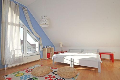 キュールングスボルンにあるHaus-Amber-Mare-Blumenmeer-9318のベッドルーム1室(ベッド1台、大きな窓付)