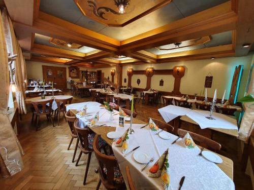 an overhead view of a restaurant with tables and chairs at Hotel Neuenburger Hof in Neuenburg am Rhein