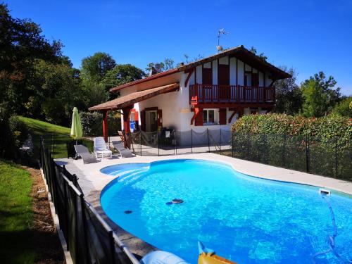 une piscine devant une maison dans l'établissement Larressore Villa, à Larressore