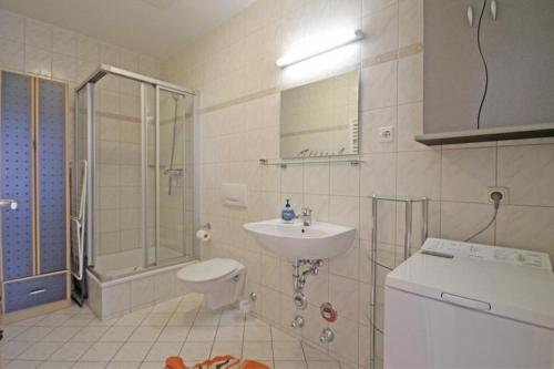 キュールングスボルンにあるStrandstrasse-Wohnung-28-9408のバスルーム(シンク、シャワー、トイレ付)