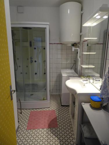 Ένα μπάνιο στο Appartement spacieux 6 personnes très lumineux