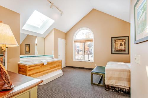 Un pat sau paturi într-o cameră la Wintergreen Condos