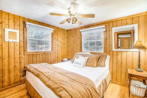 A bed or beds in a room at Betsie River Getaway