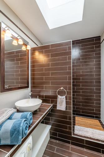 une salle de bain avec un lavabo et un miroir dans l'établissement Le Grand Large par Dodo à Cassis, à Cassis