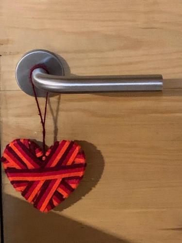 a heart pinned to a door with a metal handle at Casa Rural Pirineu Nevà in Nevà