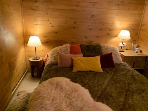 sypialnia z łóżkiem z poduszkami i 2 lampami w obiekcie Casa Rural Pirineu Nevà w mieście Navá