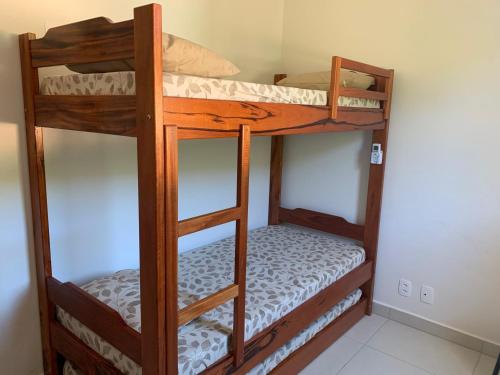 kilka łóżek piętrowych w pokoju w obiekcie SERRAMAR - PRAIA Das TONINHAS w mieście Ubatuba
