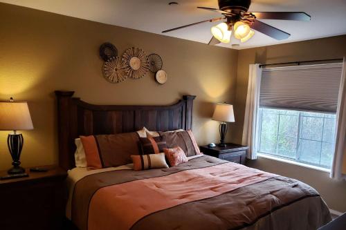 Schlafzimmer mit einem Bett und einem Deckenventilator in der Unterkunft Emerald Bay Vista 101 in Hollister