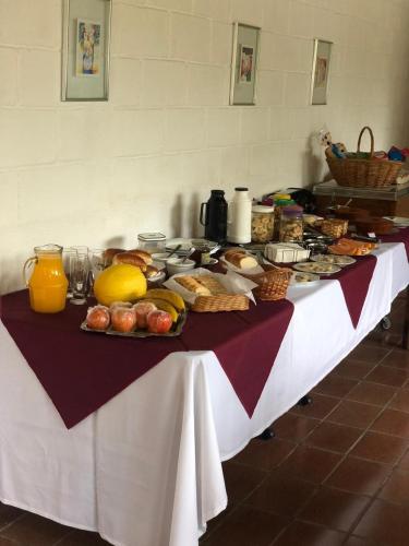 een tafel gevuld met voedsel bovenop bij Pousada Pedacinho do Ceu suite Giulia 4 in Cunha