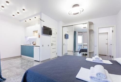 キーウにあるАпартаменти "Kopernik"のベッドルーム1室(ベッド1台付)、キッチン、バスルームが備わります。