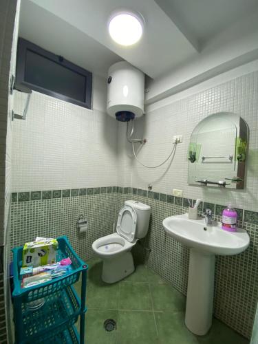 Vonios kambarys apgyvendinimo įstaigoje 9 Katëshet Apartment