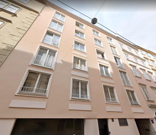 um grande edifício com janelas do lado em Central living - Stephansdom Apartments em Viena