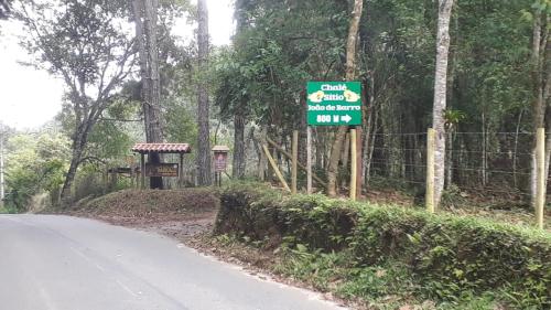 a street sign on the side of a road at Pousada Chales Joao de Barro in Visconde De Maua