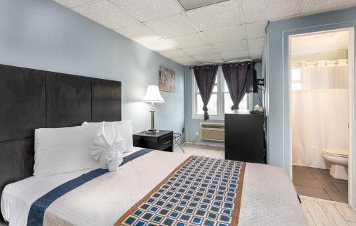 Säng eller sängar i ett rum på Hammock Inn & Suites North Beach Hotel