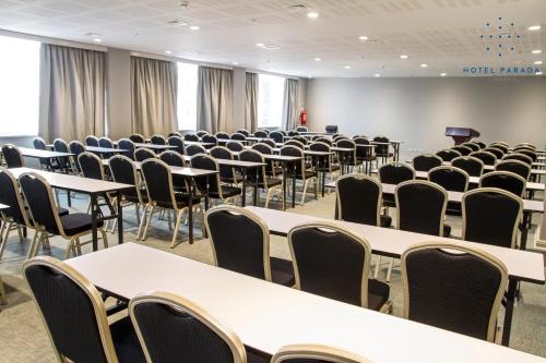 an empty lecture room with tables and chairs at Hotel Parada Linares in Linares