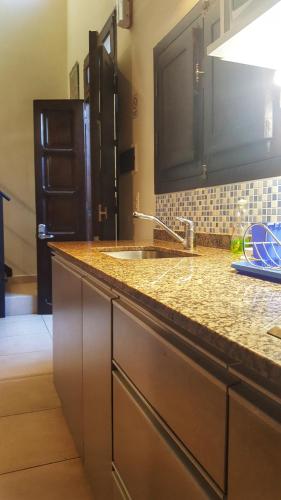 a kitchen with a sink and a counter top at Loft Andino I - Comfort moderno a 5' del centro in Salta