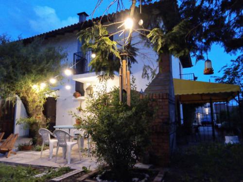 una casa con una mesa y sillas frente a ella en Chalet Caserón de Tejas en Mar del Plata