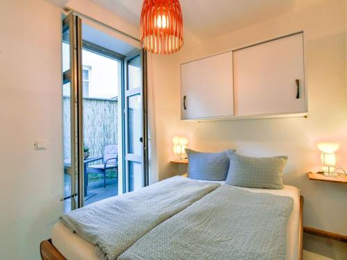 ヴィスマールにあるModern Apartment in Wismar Germany near Beachのベッドルーム1室(青い枕2つ付きのベッド1台付)
