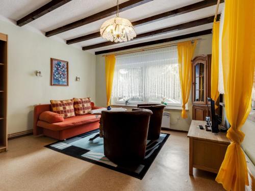 ein Wohnzimmer mit einem Sofa und einem Tisch in der Unterkunft Luxury Apartment in Schleusingen Thuringia near Lake in Schleusingen