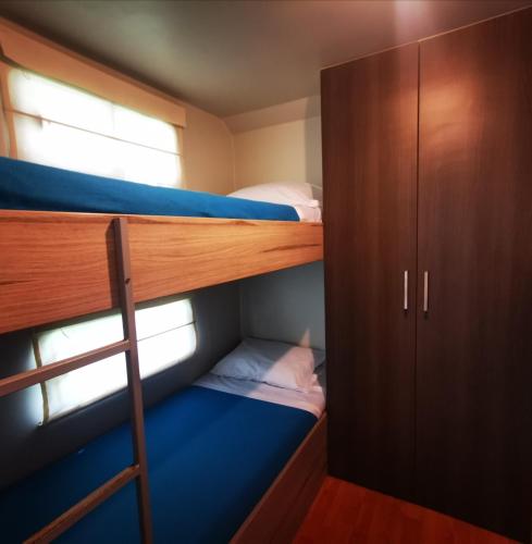 a bedroom with two bunk beds and a window at Casa Caravanas in Paracas