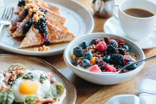 - une table avec des assiettes de produits pour le petit-déjeuner et une tasse de café dans l'établissement Kimpton - Sylvan Hotel, an IHG Hotel, à Atlanta