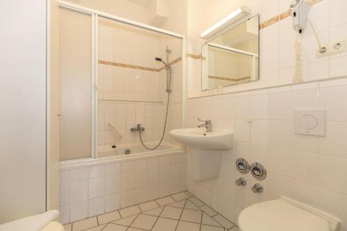 キュールングスボルンにあるResidenz-Ostseewind-Wohnung-16-280のバスルーム(トイレ、洗面台、シャワー付)