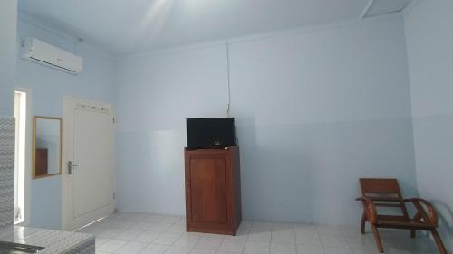 Телевизор и/или развлекательный центр в Omah Kost Family Syariah