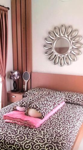 - une chambre avec un lit et un miroir mural dans l'établissement VILLA BAGUS KAYANA H2 DI BATU JAWA TIMUR, à Batu
