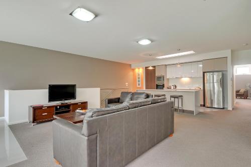トララルゴンにあるTraralgon Serviced Apartmentsのソファとテレビのあるリビングルーム